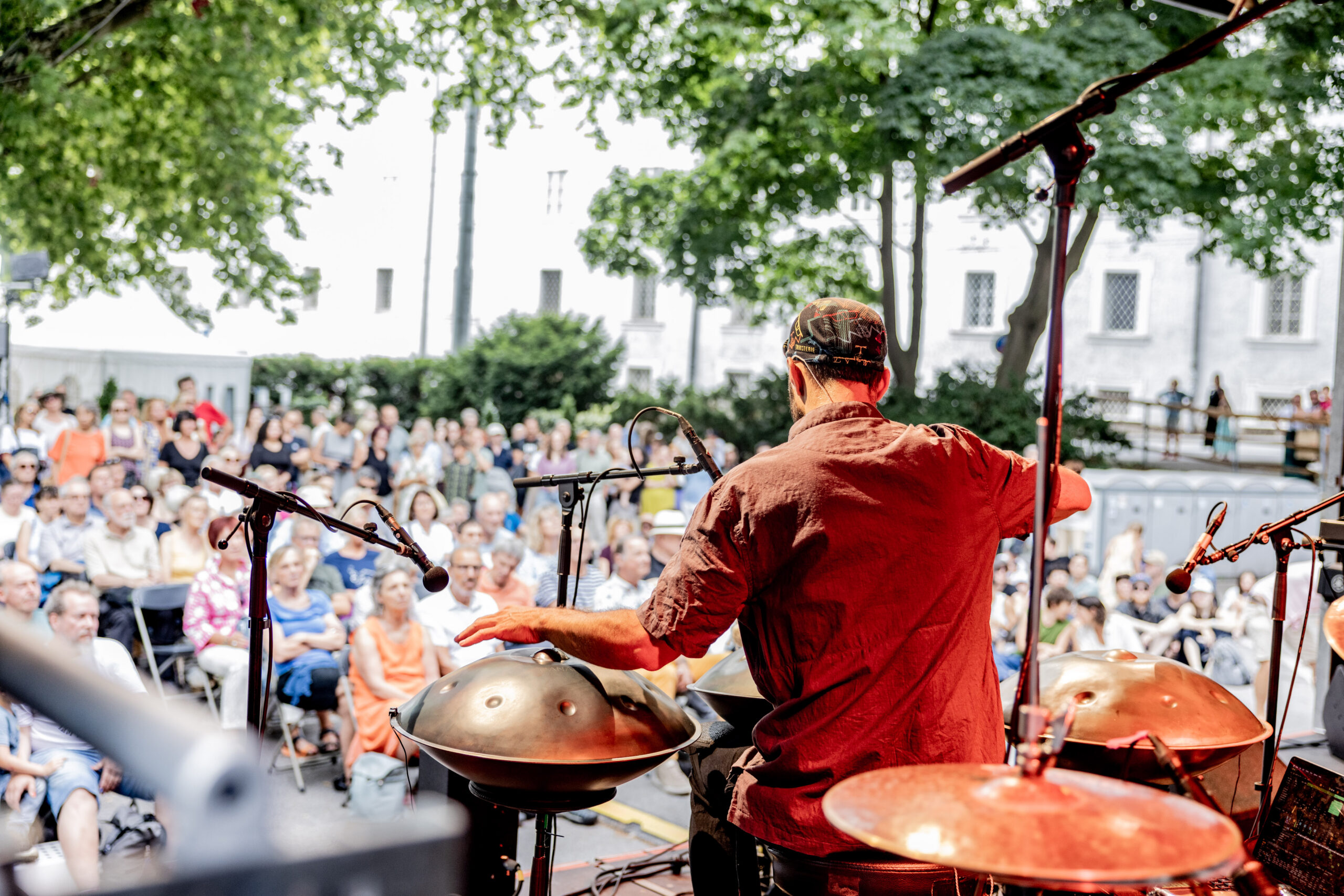 Rot Kreuz Parkplatz Bühne, Manu Delago Trio Fest zur Festspieleröffnung, Salzburg, 20260718, © wildbild
